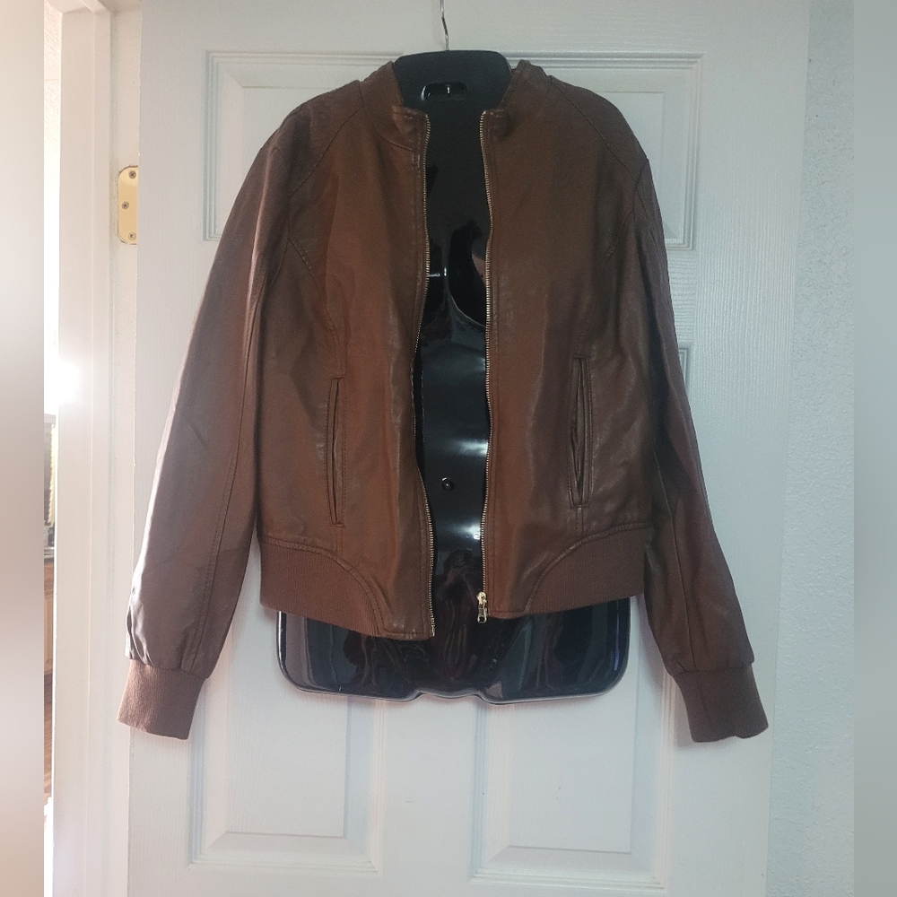 Chic Brown Leather Jacket With Silver Zipper - image 1
